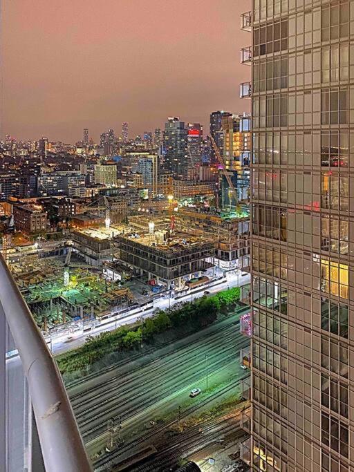 Stunning Condo Wit Amazing View 5Mins From Cntower Toronto Dış mekan fotoğraf